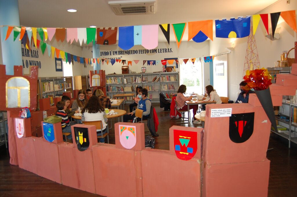 Férias da Páscoa na Biblioteca, Projeto Aprende Brincando e Férias ativas ocupam crianças do conc...