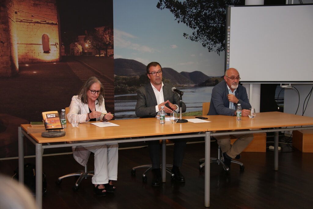 Biblioteca Municipal de Torre de Moncorvo recebeu apresentação do Livro “Contra a Maré” de  Campo...