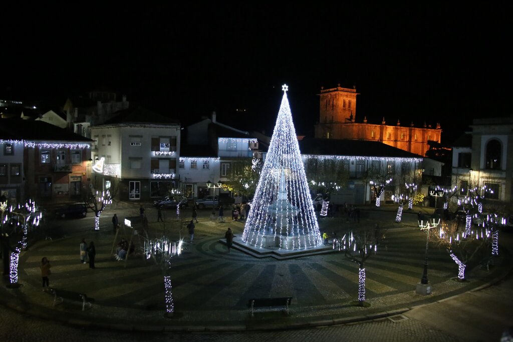 Decoração e iluminação de Natal anima quadra natalícia em Torre de Moncorvo 