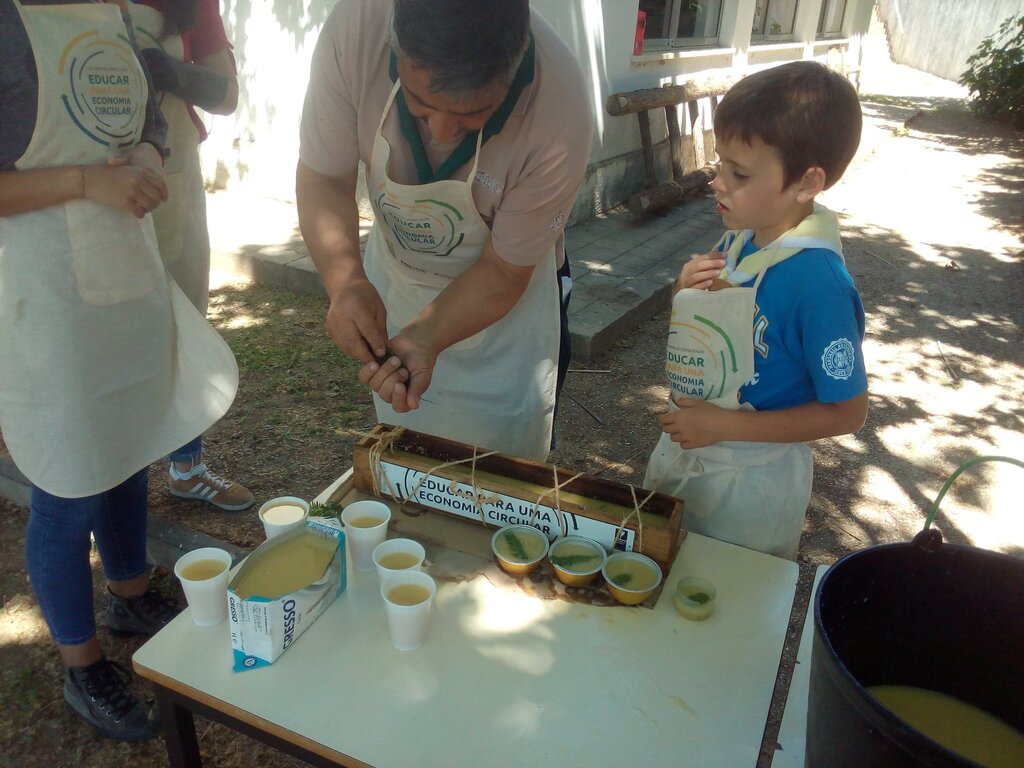 Agrupamento de Escuteiros participa em atelier de produção de sabão