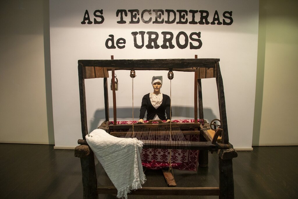 Exposição “As Tecedeiras de Urros” patente na Biblioteca Municipal de Torre de Moncorvo
