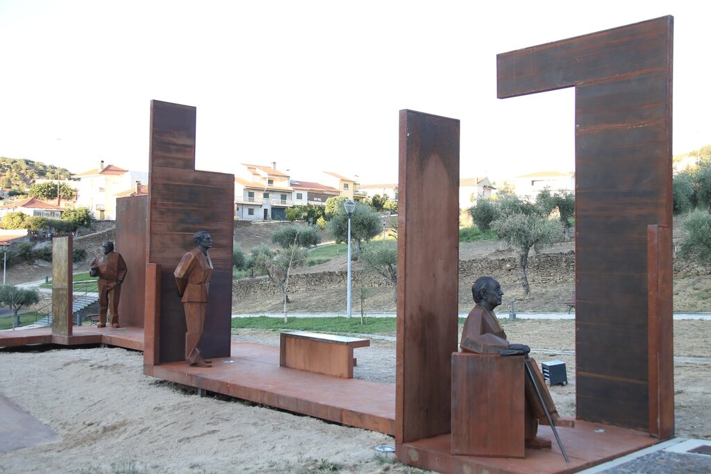 Monumento aos Escritores implementado no Parque Verde Eng.º Aires Ferreira